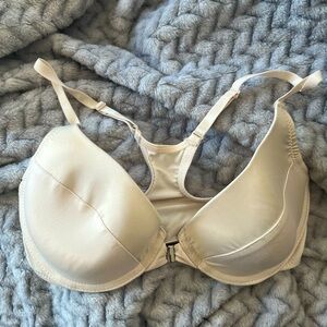 🌺 5/$30 🌺 BCBGMaxazria lightly lined cream / white bra with front clasp